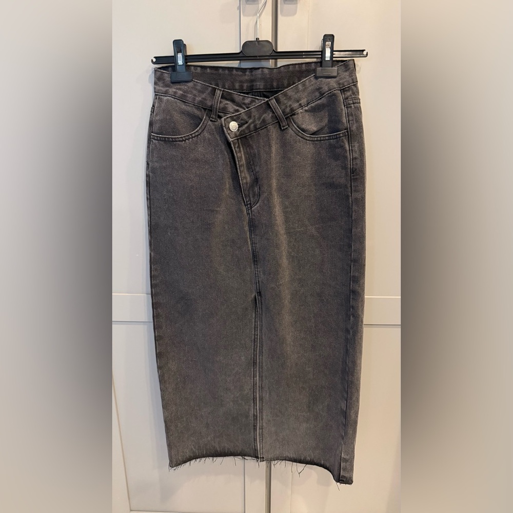 Women’s Gray Denim Midi Skirt – Raw Hem – High Waist – Trendy Street Style - Picture 2 of 9
